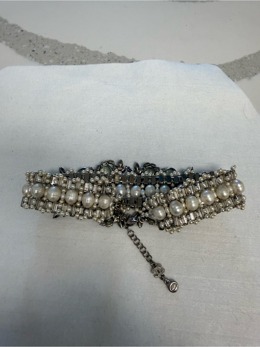 100% Authentic Chanel Vintage Pearl and Blue Crystal Floral Choker necklace - Picture 7 of 8